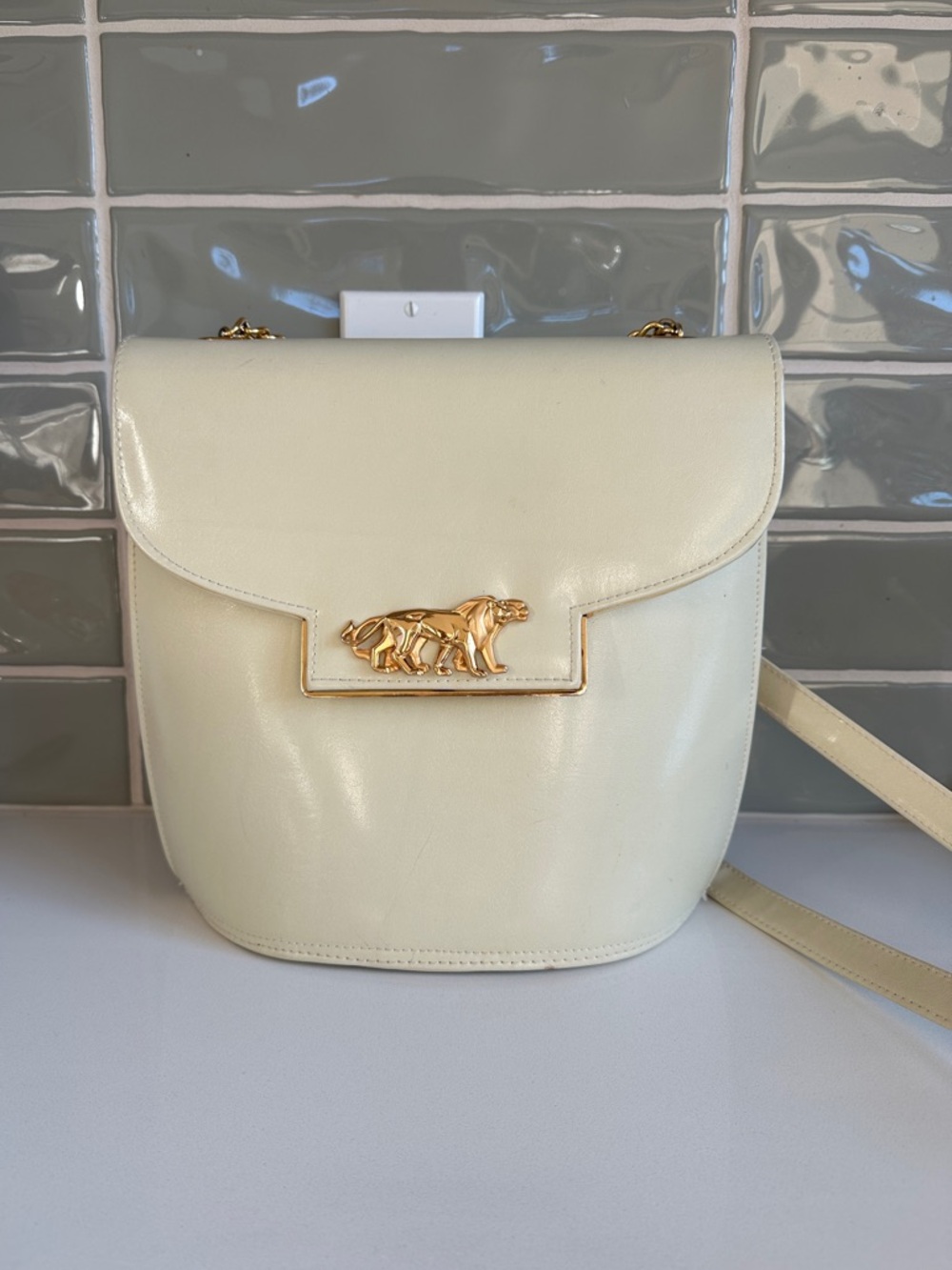 🦁 Vintage Sasha Ivory Crossbody Bag with Gold Double Lion Detail